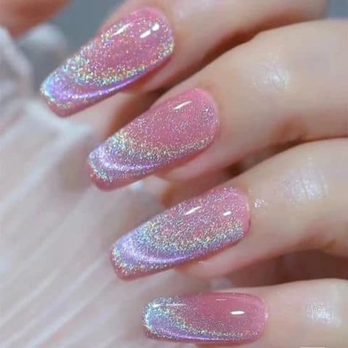 9-Unas-Efecto-Ojo-de-Gato-bailarina-con-esmalte-en-base-rosado-claro-y-efecto-en-tornasol-escarchado