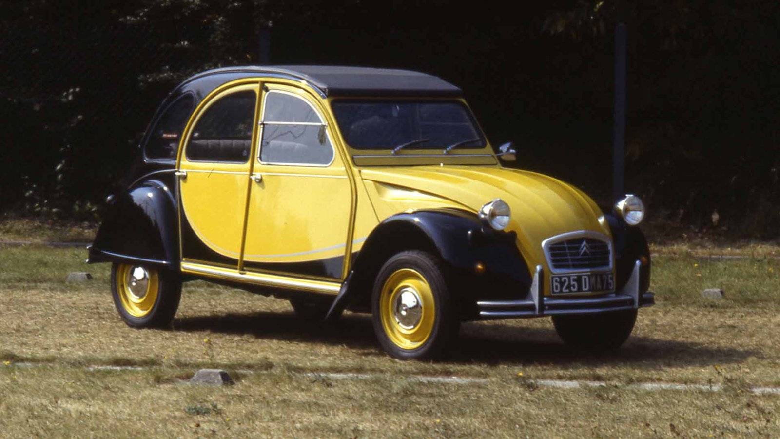 Citroen-2CV6-Charleston-yellow-and-black